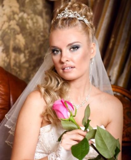 Menyasszonyi frizura a tiara - fotók éve 2016-2017