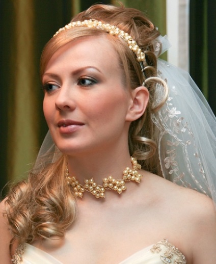 Menyasszonyi frizura a tiara - fotók éve 2016-2017