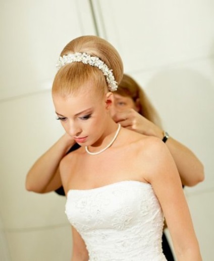 Menyasszonyi frizura a tiara - fényképek éve 2016-2017 (az esküvő frizura a tiara) Menyasszonyi frizura a tiara - fotók éve 2016-2017
