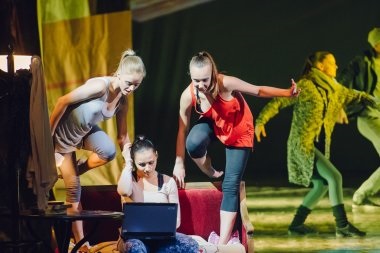 Teatrul de dans Kalypso, viața extracurriculară