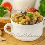 Тушкована картопля з куркою і грибами в духовці, рецепт з фото крок за кроком з овочами в банку