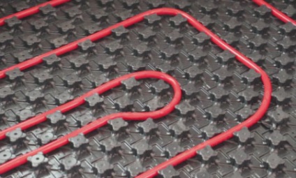 Montarea de țevi de podea caldă pe un exemplu de металлопластиковой și pipe-pipe