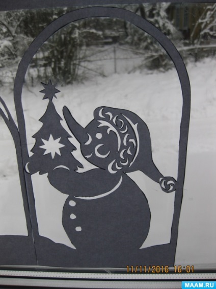 Прикраса «зимових» віконець силуетній вирізкою з паперу