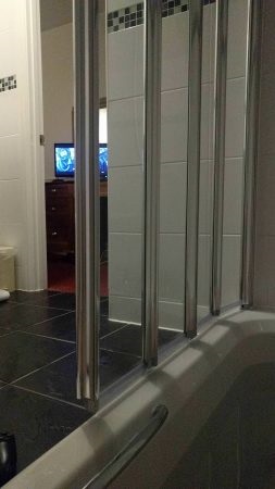 În acest hotel, baia este situată sub nivelul podelei, iar oamenii au multe întrebări