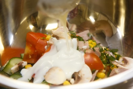Смачний салат з курячим філе і овочами рецепт з фото