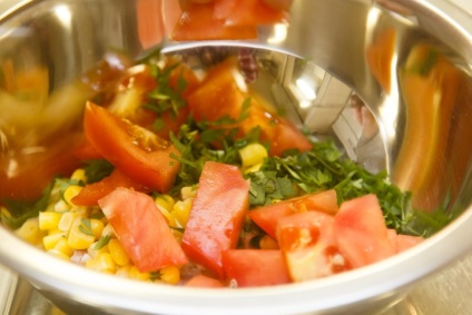 Salată delicioasă cu file de pui și rețetă legume cu fotografie