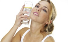 Apa ca un remediu pentru ridurile pe față și îmbătrânirea pielii