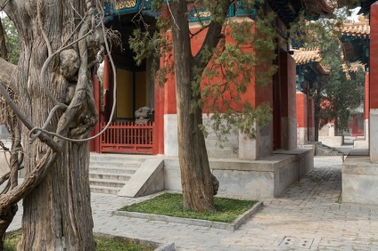 Храм Конфуція і імператорська академія в Пекіні
