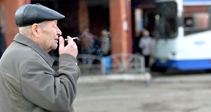 Csillag vette fel cigaretta - a dohányzás vált divatossá ismét (újra) Csillag vette fel a cigaretta - a dohányzás ismét divatba