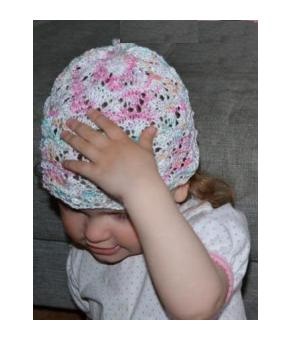 Ажурна шапочка для дівчинки спицями на весну і на літо з фото і відео