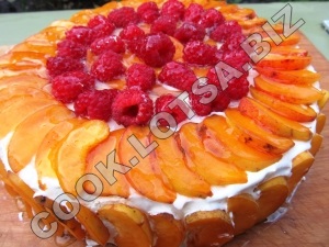 Бісквітний торт з фруктами і вершками - смачний домашній покроковий рецепт з фото