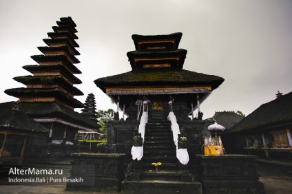 Fekete láva templom Pura Besakih lábánál a vulkán Agung Bali