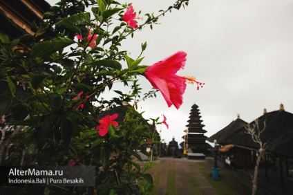 Fekete láva templom Pura Besakih lábánál a vulkán Agung Bali