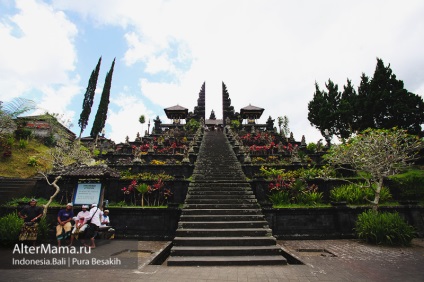Templul lavei negre al Besacului Pure la poalele vulcanului agung pe Bali