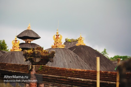 Fekete láva templom Pura Besakih lábánál a vulkán Agung Bali