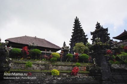 Fekete láva templom Pura Besakih lábánál a vulkán Agung Bali