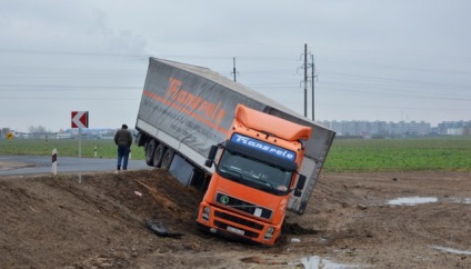 Șoferul de camion, al cărui vagon a rămas blocat sub slutsk, a fost foarte surprins când a fost ajutat pentru 