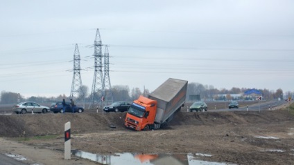 Șoferul de camion, al cărui vagon a rămas blocat sub slutsk, a fost foarte surprins când a fost ajutat pentru 