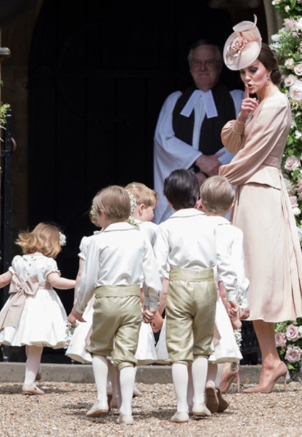Gyermekek Kate Middleton és Vilmos herceg nagy feltűnést keltett rossz viselkedés az esküvőjén nagynénje (látható) Gyermekek Kate Middleton és Vilmos herceg nagy feltűnést keltett rossz viselkedés az esküvőjén nagynénje