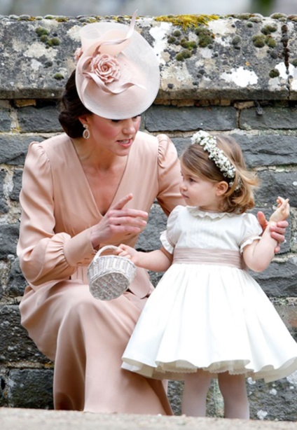 Gyermekek Kate Middleton és Vilmos herceg nagy feltűnést keltett rossz viselkedés az esküvőjén nagynénje (látható) Gyermekek Kate Middleton és Vilmos herceg nagy feltűnést keltett rossz viselkedés az esküvőjén nagynénje