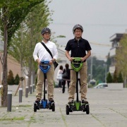 Designerul Mark Newton din geamul google arătați ca un moron pe segway