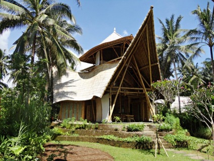 Házak bambuszból készült trópusi paradicsomban mindenki számára hozzáférhető (Bali Bamboo Village Green) Házak bambuszból készült trópusi paradicsomban mindenki számára hozzáférhető