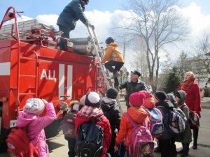 Kirándulás a tűzoltóság és óvodáskorú gyermekek és iskolások
