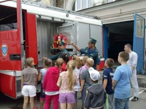 Excursie la pompieri cu copii preșcolari și elevi școlari