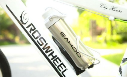 Flacon pentru o bicicletă (o sticlă de bicicletă pentru apă), un termofan