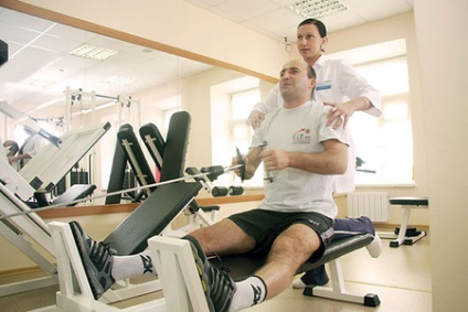 Hyperextensia în hernia exercițiilor lombare ale coloanei vertebrale în sala de sport
