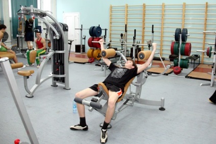 Szög sérv ágyéki gerinc gyakorlatok az edzőteremben