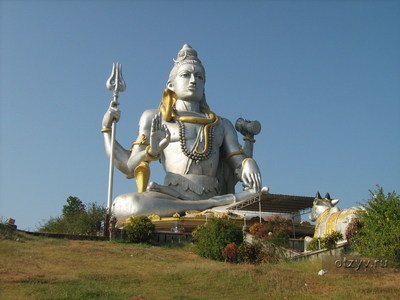 Legenda lui Gokarna din statuia Shiva și templul Murdeshwar cu turnul gopuramului din statul karnataka (India)