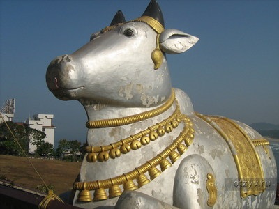 Legenda lui Gokarna din statuia Shiva și templul Murdeshwar cu turnul gopuramului din statul karnataka (India)