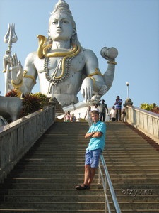 Гокарнская легенда всередині статуї Шиви і храм мурдешвар з вежею гопурам в штаті Карнатака (індію)