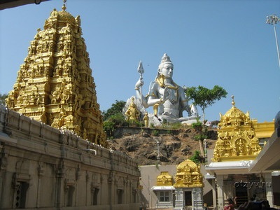 Legenda lui Gokarna din statuia Shiva și templul Murdeshwar cu turnul gopuramului din statul karnataka (India)