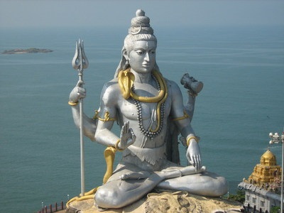 Legenda lui Gokarna din statuia Shiva și templul Murdeshwar cu turnul gopuramului din statul karnataka (India)