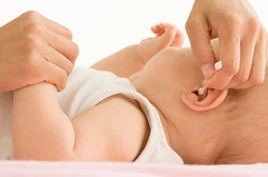 Як чистити вуха дитині як правильно