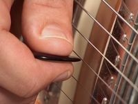 Як грати штучний флажолет на гітарі