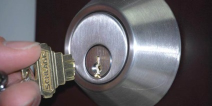 Cum să eliminați un fragment dintr-o cheie ruptă de la o ușă de blocare