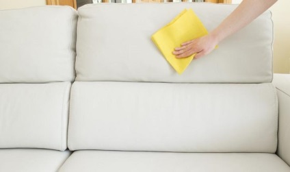Cum să cureți o canapea din pete fără dungi