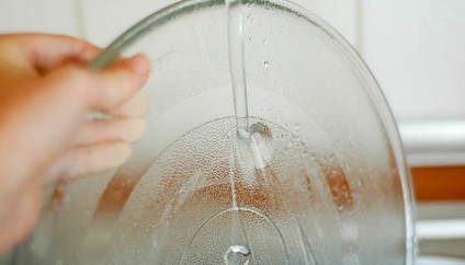 Як очистити мікрохвильову піч всередині від жиру швидко в домашніх умовах