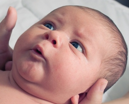 Cum să oprească un sughiț la nou-născut să se oprească la copil, dacă este posibil să se hrănească, când sughiț, motivele
