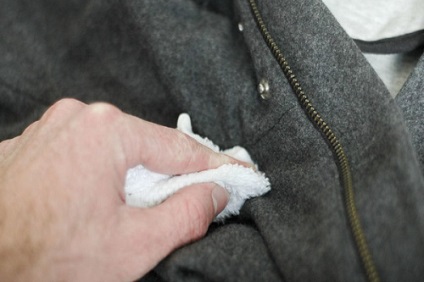 Як почистити пальто від ворсинок і плям