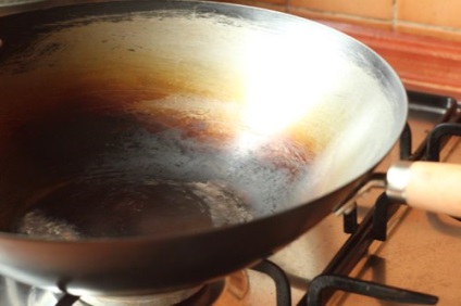 Cum să pregătiți un wok pentru prima utilizare, lucruri la îndemână