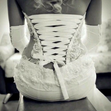 Як правильно шнурувати корсет на весільній сукні
