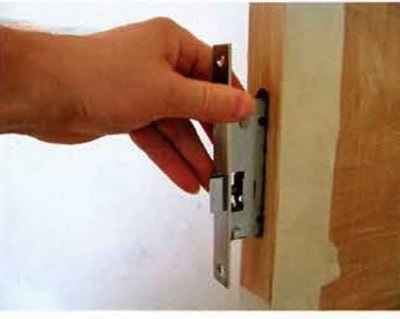 Cum să introduceți un blocaj în ușa interioară cu propriile mâini