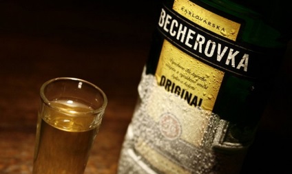 Koktélok Becherovka vagy híres cseh keserű, nőies szeszélye