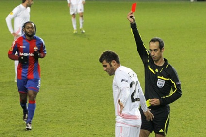 Хто придумав жовту і червону картки в футболі, чм 2014 року, аргументи і факти