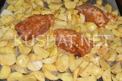 Курячі спинки з картоплею в духовці