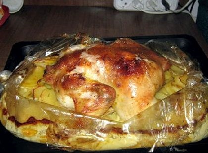 Pui complet în mânecă în cuptor cu o rețetă de cartof cu o fotografie, un blog culinar